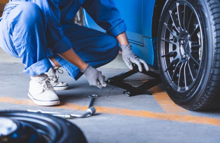 Tyre Change Al Ain – 24-7 Roadside Help by Road Heroes